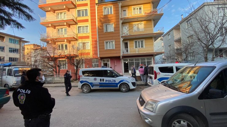 Tartıştığı eşini sırtından 2 kez bıçakladı