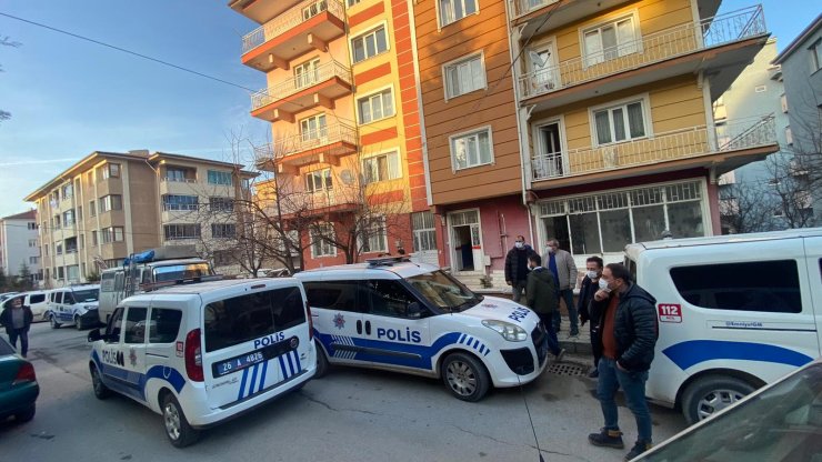 Tartıştığı eşini sırtından 2 kez bıçakladı