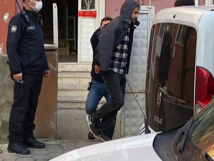 Tartıştığı eşini sırtından 2 kez bıçakladı