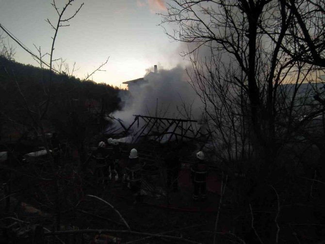 Tek katlı ev alevlere teslim oldu