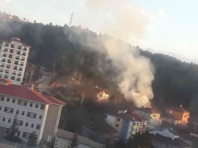 Tek katlı ev alevlere teslim oldu