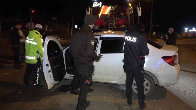 Yolcu otobüsünün çarptığı otomobil, metrelerce sürüklendi: 1 yaralı