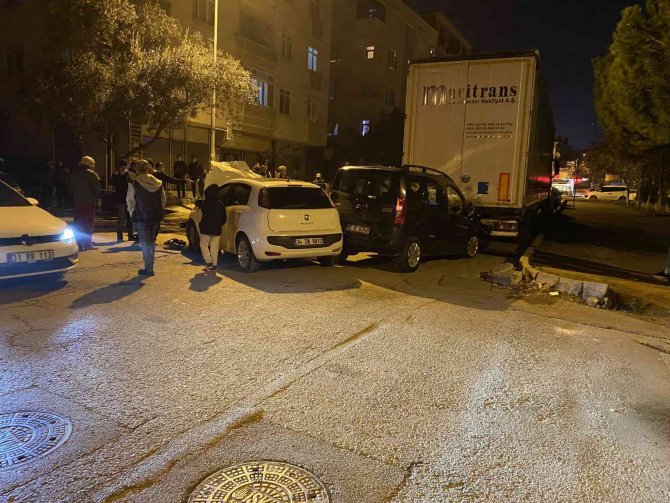 4 yol ağzında kaza: 2 yaralı