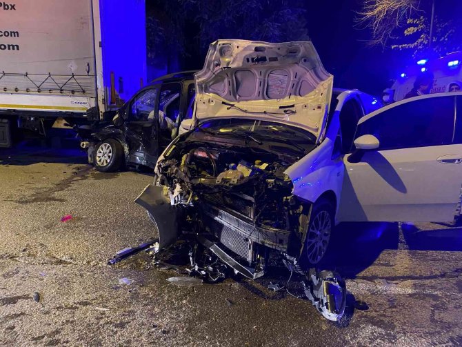 4 yol ağzında kaza: 2 yaralı