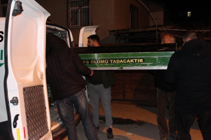 Alkollü eve gelen kocasını bıçakla öldürdü