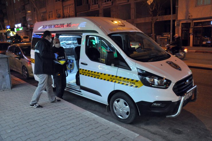 Ekmek alıp evine dönen emekli öğretmene hafif ticari araç çarptı