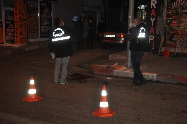 Ekmek alıp evine dönen emekli öğretmene hafif ticari araç çarptı