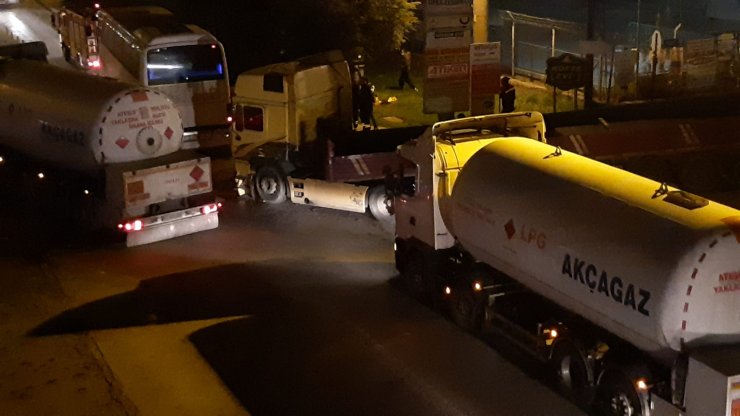 Eşinin kullandığı TIR'ın altında kalarak yaralandı