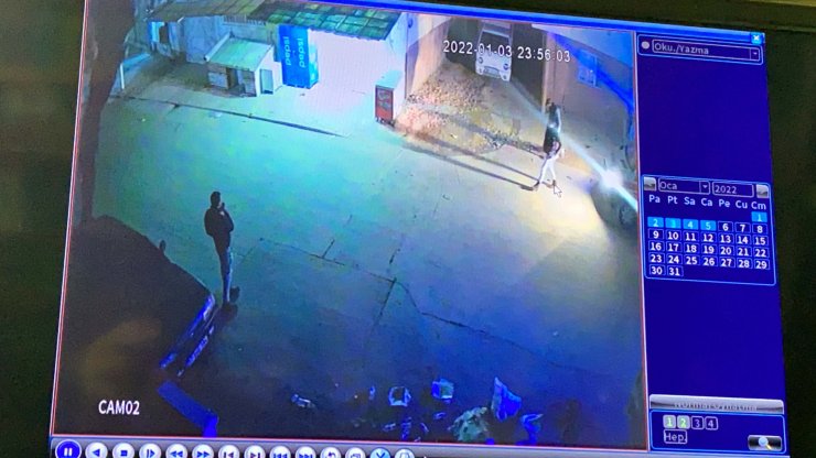 Kağıt toplayıcısı kadına sokak köpeğinin saldırması kamerada