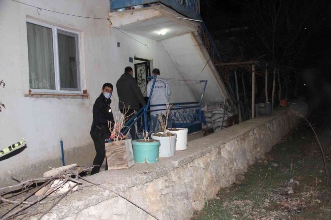 Kendine şiddet uygulayan kocasını bıçaklayarak öldürdü