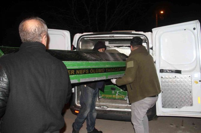 Kendine şiddet uygulayan kocasını bıçaklayarak öldürdü