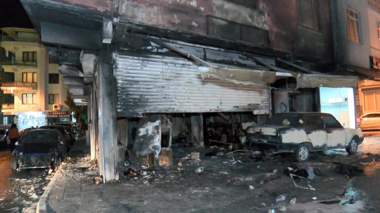 Tamircideki otomobil patlamalarla yandı