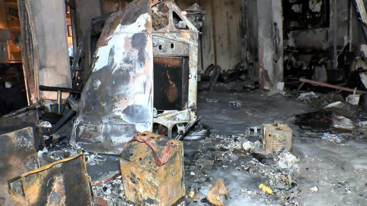 Tamircideki otomobil patlamalarla yandı