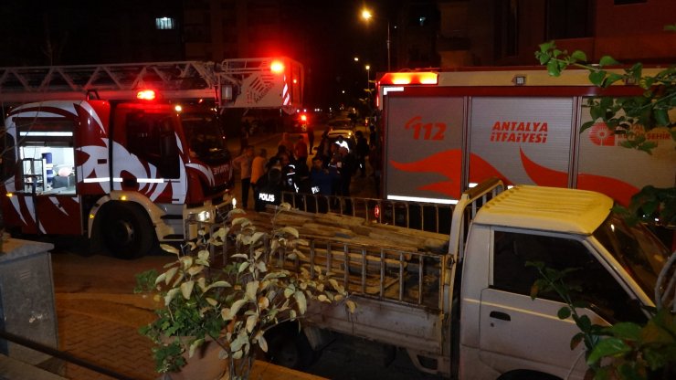 Yangında mahalle sakinleri sokağa döküldü