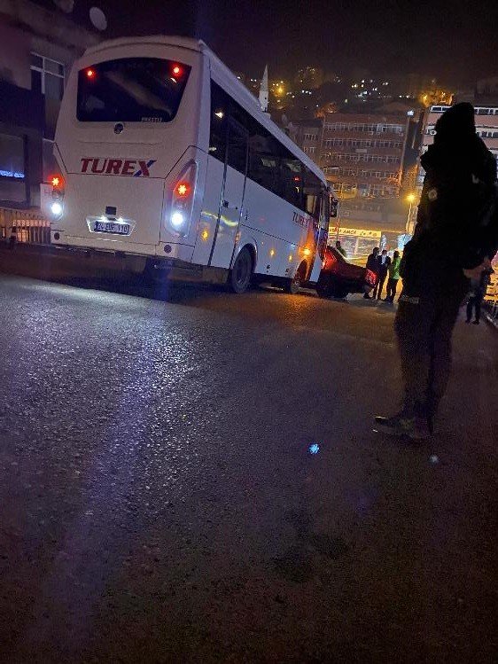 Yolcu minibüsü, otomobili metrelerce sürükledi