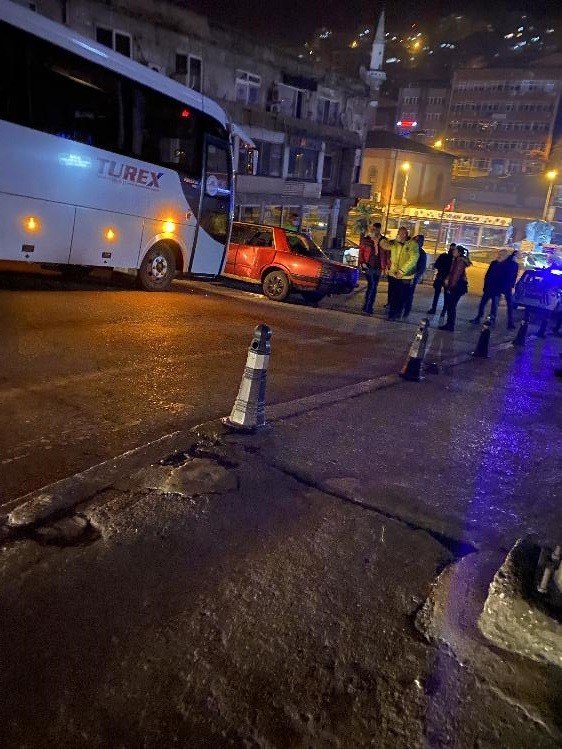 Yolcu minibüsü, otomobili metrelerce sürükledi