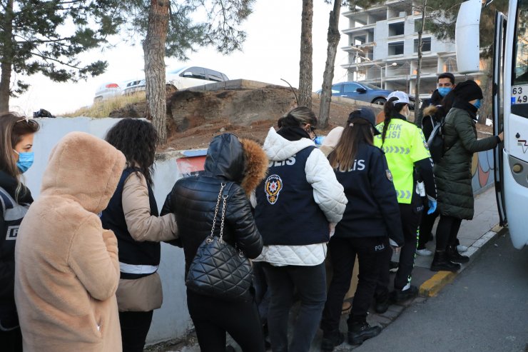 Fuhuş operasyonunda 14 yabancı uyruklu sınır dışı edildi