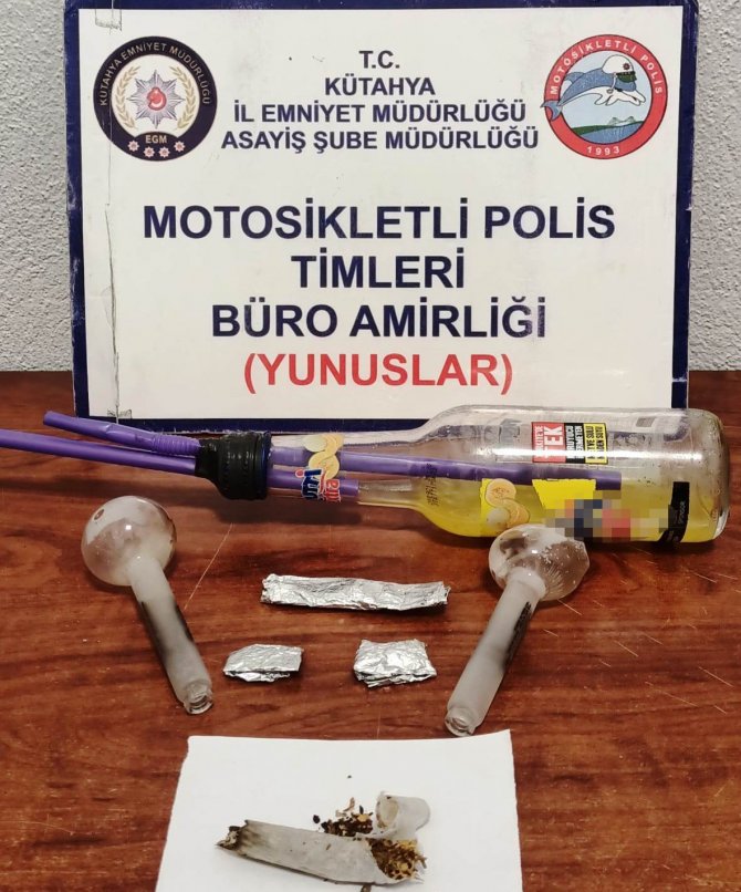 Kütahya’da bir araçta ve 3 şahsın üzerinde uyuşturucu ele geçirildi