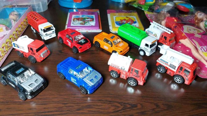 Mahkemelik oldukları kişiyle çocuk yuvasına ’oyuncak’ alarak uzlaştılar