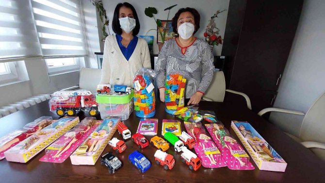 Mahkemelik oldukları kişiyle çocuk yuvasına ’oyuncak’ alarak uzlaştılar