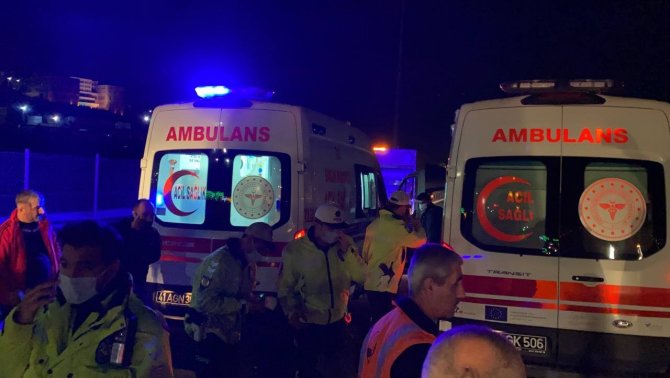 TEM’de bariyere çarpan otomobil ile hafif ticari araç çarpıştı: 3 yaralı