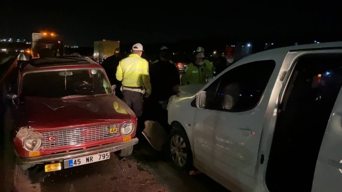 TEM’de bariyere çarpan otomobil ile hafif ticari araç çarpıştı: 3 yaralı
