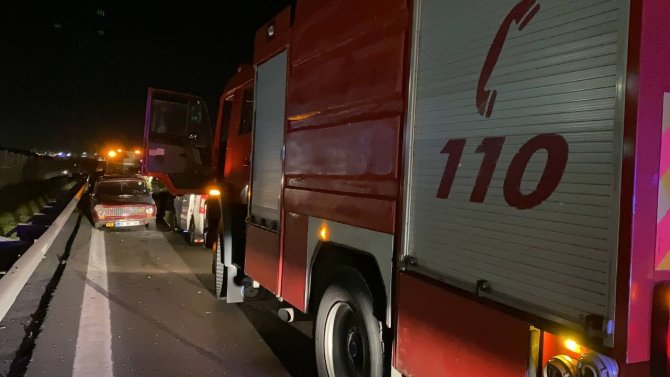 TEM’de bariyere çarpan otomobil ile hafif ticari araç çarpıştı: 3 yaralı