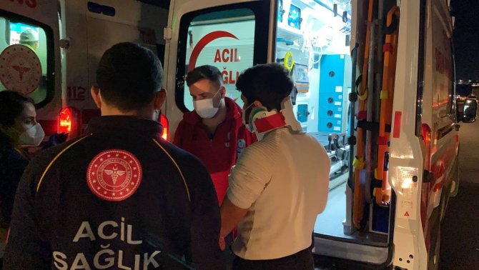 TEM’de bariyere çarpan otomobil ile hafif ticari araç çarpıştı: 3 yaralı