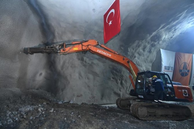 Bakan Karaismailoğlu: “Demirkapı Tüneli’nde ışık göründü”