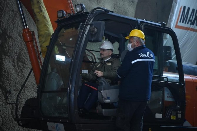 Bakan Karaismailoğlu: “Demirkapı Tüneli’nde ışık göründü”