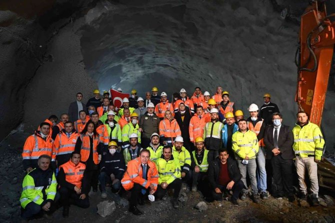 Bakan Karaismailoğlu: “Demirkapı Tüneli’nde ışık göründü”