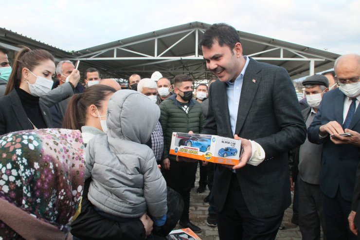 Bakan Kurum, Manavgat yangınından etkilenen mahallelerde incelemede bulundu