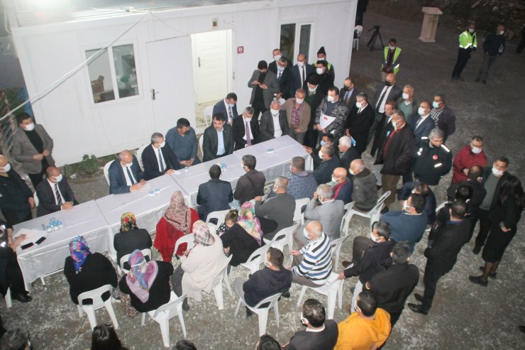 Bakan Kurum, Manavgat yangınından etkilenen mahallelerde incelemede bulundu