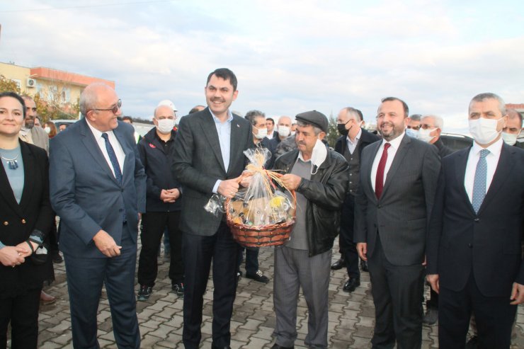 Bakan Kurum, Manavgat yangınından etkilenen mahallelerde incelemede bulundu