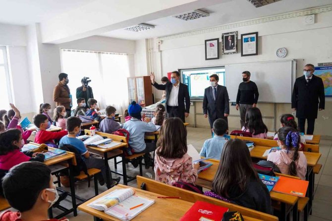 Başkan Şahin, çocuklara ’Akıl’ ve ’Zeka’ isimli kitapları dağıttı