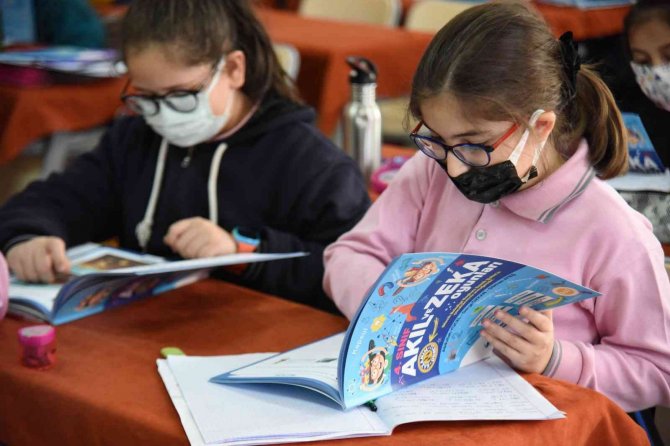 Başkan Şahin, çocuklara ’Akıl’ ve ’Zeka’ isimli kitapları dağıttı