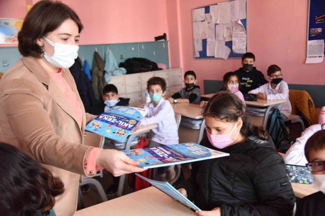 Başkan Şahin, çocuklara ’Akıl’ ve ’Zeka’ isimli kitapları dağıttı