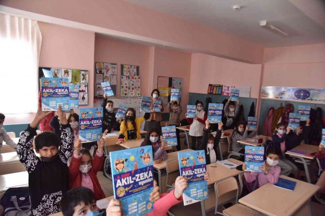 Başkan Şahin, çocuklara ’Akıl’ ve ’Zeka’ isimli kitapları dağıttı