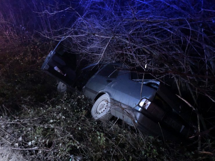 'Dur' ihtarına uymadı; şarampole devrildi; 3 yaralı