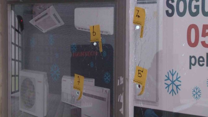 İş yerini kuşun yağmuruna tuttular