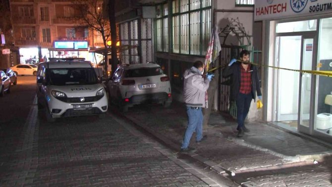 İş yerini kuşun yağmuruna tuttular