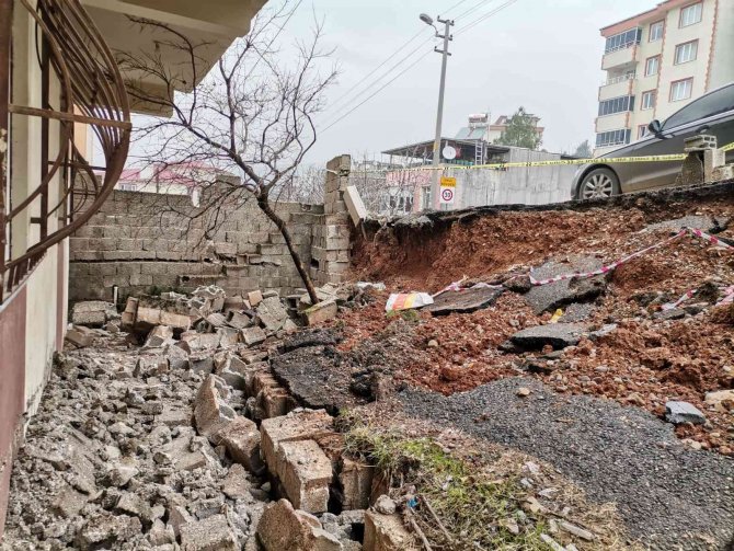 Kahramanmaraş’ta istinat duvarı çöktü