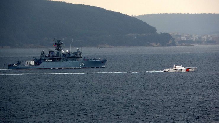Rumen mayın gemisi, Çanakkale Boğazı'ndan geçti