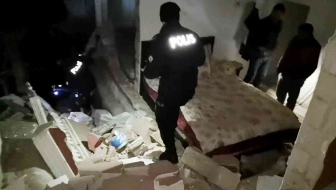 Sıkışan gaz bomba gibi patladı, duvarları yıkılan evde 3 kişi yaralandı