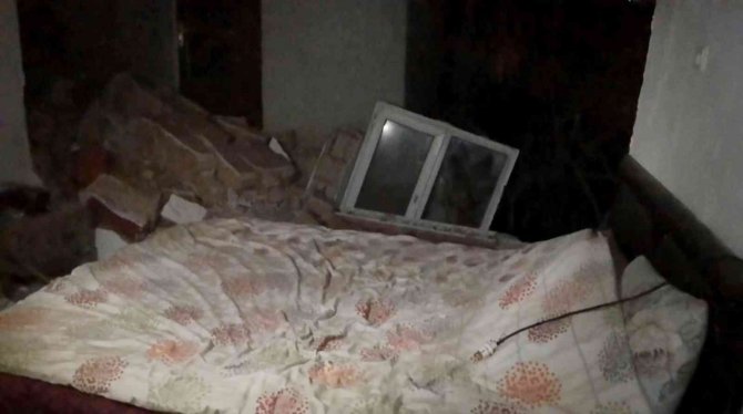 Sıkışan gaz bomba gibi patladı, duvarları yıkılan evde 3 kişi yaralandı