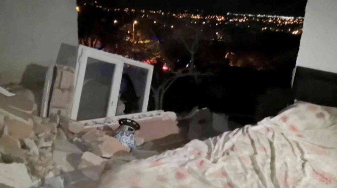 Sıkışan gaz bomba gibi patladı, duvarları yıkılan evde 3 kişi yaralandı