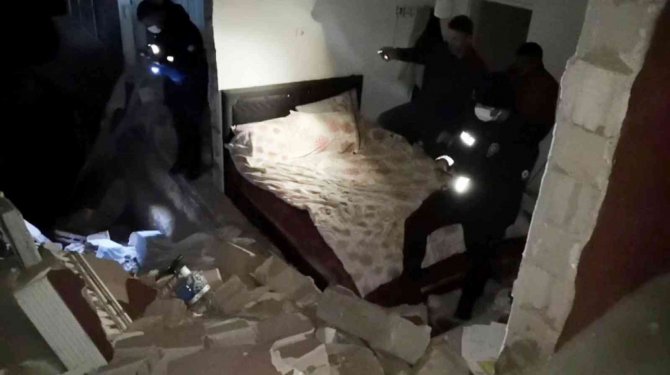 Sıkışan gaz bomba gibi patladı, duvarları yıkılan evde 3 kişi yaralandı