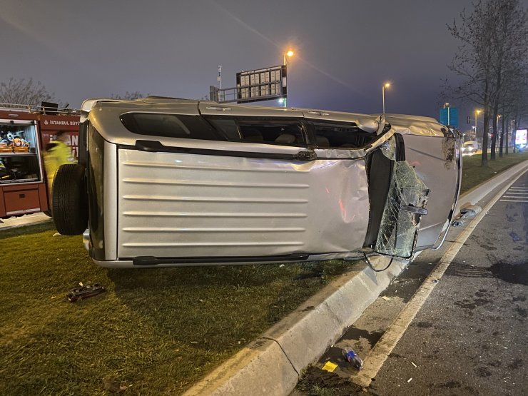 Takla atan otomobilden yara almadan çıktılar