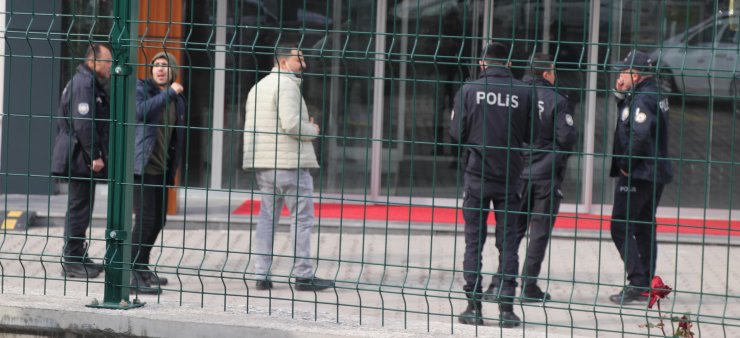 Tartıştığı komşusunu tabancayla vurdu