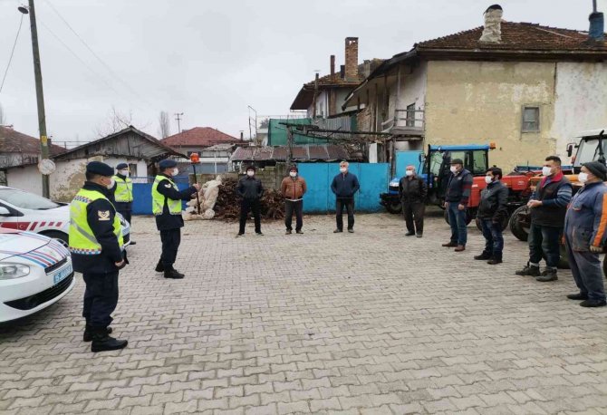 Traktör sürücülerine reflektör dağıtılarak önemi anlatıldı